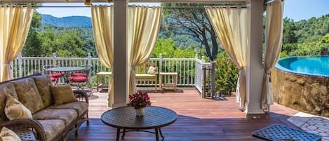 Outdoor Living Room/Deck