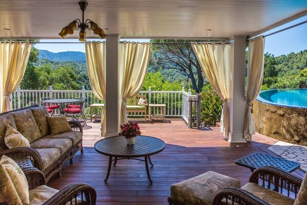 Outdoor Living Room/Deck