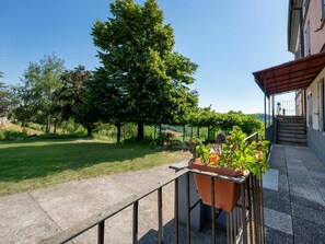 Himmel, Pflanze, Blume, Blumentopf, Gebäude, Baum, Schatten, Strassenbelag, Zaun, Fenster