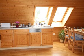 Ferienwohnung Panorama***** mit Blick auf die Berge-Eßecke mit Küchenzeile