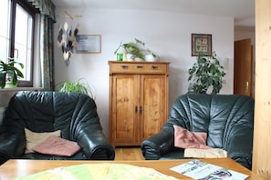 Ferienwohnung Panorama***** mit Blick auf die Berge-Teilansicht Wohnzimmer