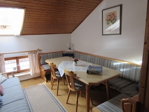 Ferienwohnung Feichtlhof bis 7 Personen, Balkon, 100 qm-Wohnzimmer Essecke