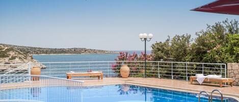 Mare Nostrum 6-bedroom villa - Pool area with superb view!