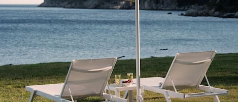 Armikes Beachfront  Suite 2 Afionas Corfu Exterior Sunbeds