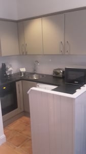 Bright Modern 1 Bed Flat - 10 Mins from City Centre