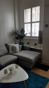 Bright Modern 1 Bed Flat - 10 Mins from City Centre