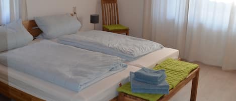 Schlafzimmer 1; 17 qm; Bett: 2x2 Meter;
Matratzen Testsieger Stiftung Warentest