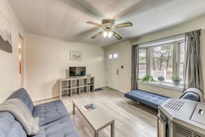Dog-friendly, private oasis just outside town w/ free WiFi, Fire TV, and deck
