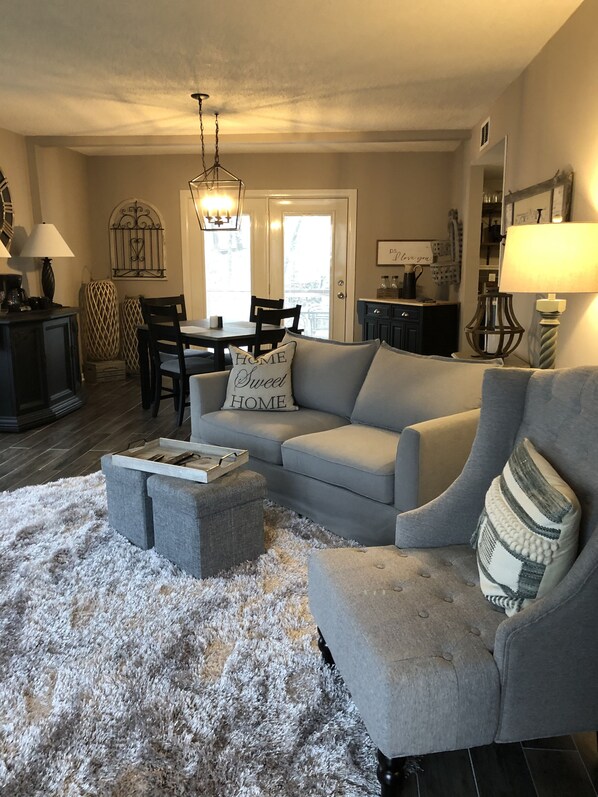 LARGE OPEN FLOOR PLAN LIVING AREA WITH PLEANTY OF SEATING