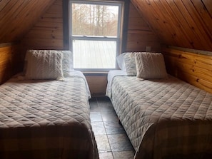 loft with 2 twin beds