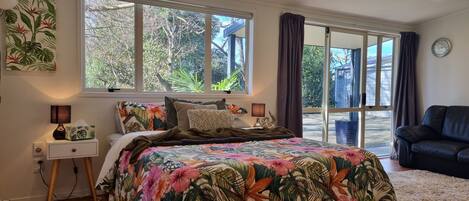 Top quality fresh linen changed between every guest, comfortable queen bed.