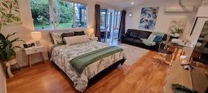 Queen bed, quality fresh linens, electric blanket for winter warmth.