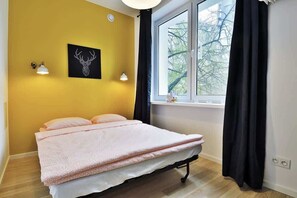 Cozy bedroom with a double bed.
