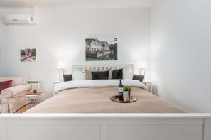 Large double bed in the very functional living room.