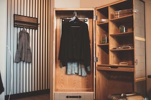 Kleiderschrank