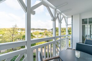 Balkon mit Ausblick ins Grüne