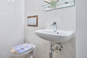 separates WC