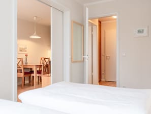 Schlafzimmer mit Zugang zum Wohnbereich