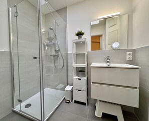 helles modernes Badezimmer mit ebenerdiger Dusche