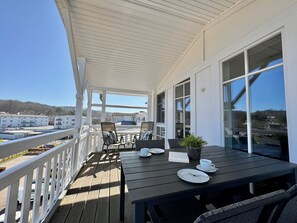 großer Balkon mit Blick auf die Minigolfanlage