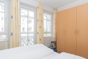 Schlafzimmer mit Schrank