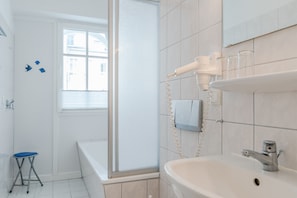 Badezimmer mit Wanne