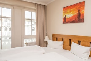 Schlafzimmer 1 mit Doppelbett