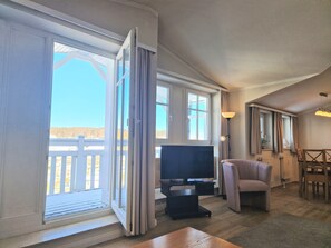 Wohnbereich mit Zugang zum Balkon