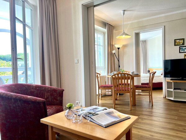Blick vom Wohnzimmer in das Esszimmer