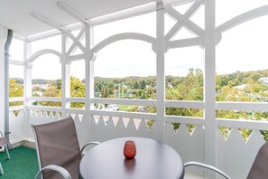 Balkon mit Aussicht zur Minigolfanlage