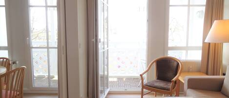 offengestalteter Wohn-/Essbereich mit Zugang zum Balkon