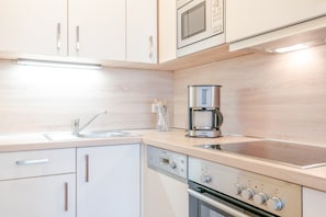 Küchenzeile mit Backofen und Mikrowelle