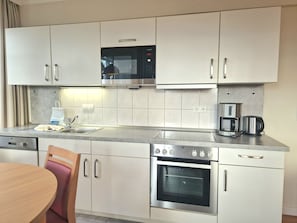 Küche mit Backofen, Geschirrspüler und Mikrowlle