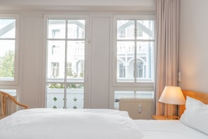 Schlafbereich mit Zugang zum Balkon