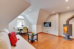Spacious living room with full equipment. 