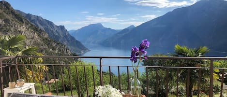 Your private balcony on Lake Garda. Like a painting! New furniture, deck, awning