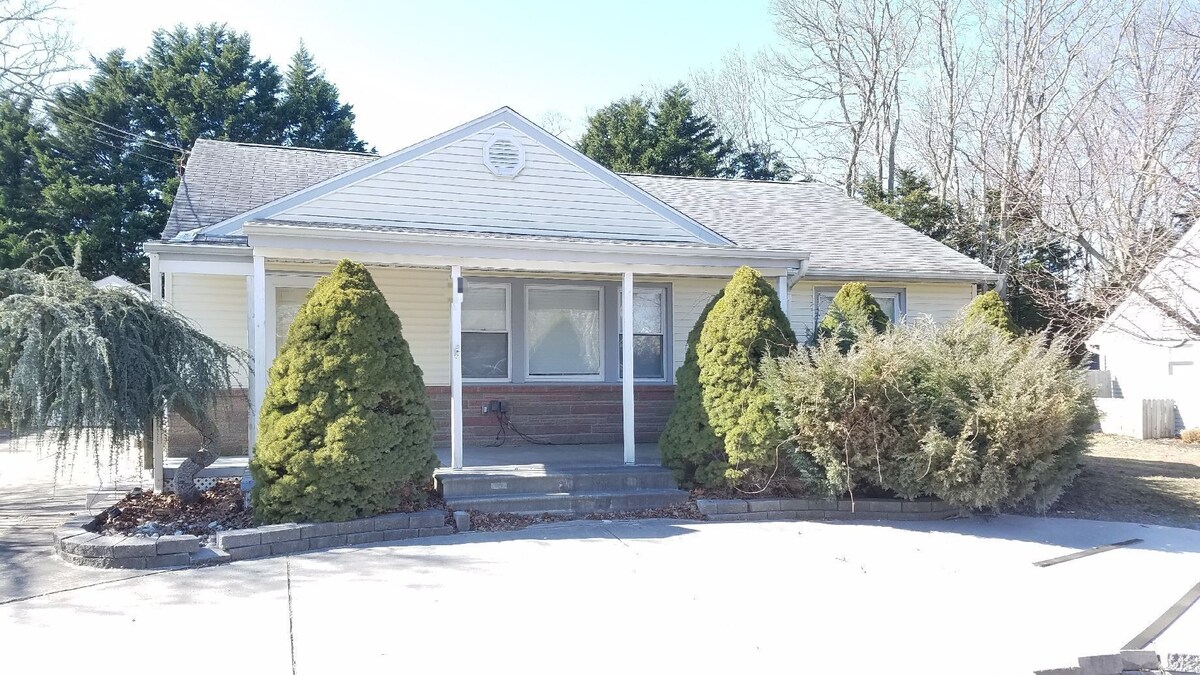 Lovely Cape Cod Furnished in Coastal Country Theme. Close to Everything!
