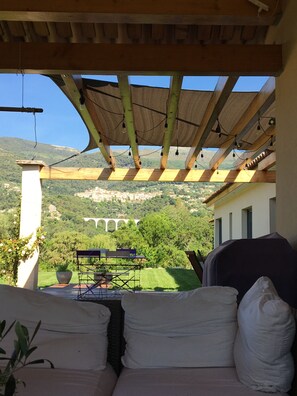 Terrasse couverte et ombragée avec vue sur le village de tourrettes sur Loup