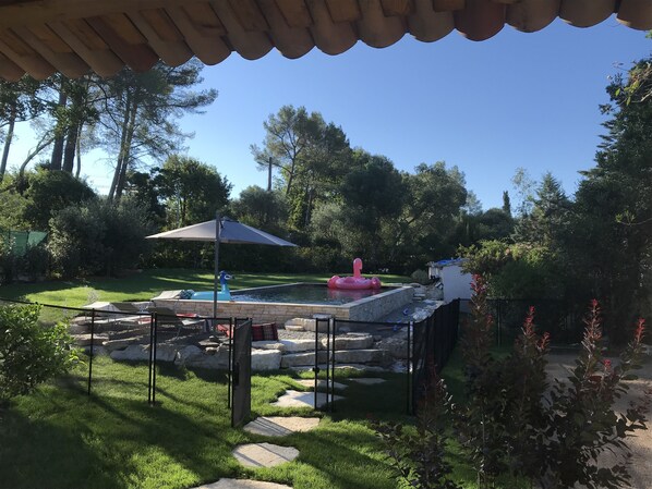 La piscine vue de la terrasse devant le salon