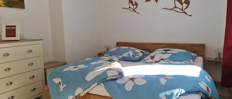 Schlafzimmer 1