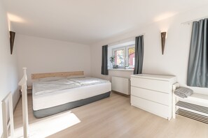 Schlafzimmer 1 mit Platz für ein zusätzliches Babybett (auf Anfrage)