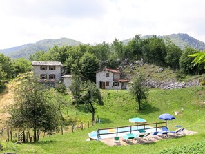 Pflanze, Himmel, Wolke, Berg, Baum, Gebäude, Grün, Natürliche Landschaft, Haus, Grundstueck