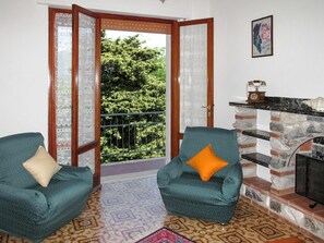 Möbel, Eigentum, Pflanze, Komfort, Azurblau, Holz, Interior Design, Wohnzimmer, Fussboden, Schatten