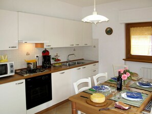 Countertop, Cabinetry, Eigentum, Möbel, Küchengerät, Fenster, Tabelle, Küche, Herd, Haushaltsgerät