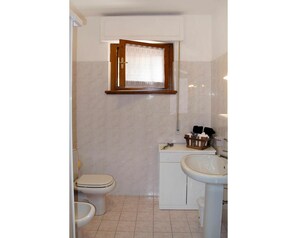 Miroir, Propriété, Évier, Robinet, Luminaire Plomberie, Lavabo, Salle De Bains, Bois, Violet