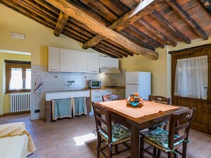 Propriété, Meubles, Table, Fenêtre, Bleu Azur, Bois, Cabinetry, Bâtiment, Design Intérieur, Salon