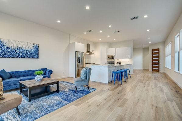 Open Concept Kitchen and Livingroom