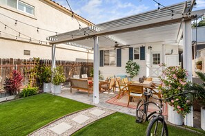 nice patio and BBQ with seating and dining table