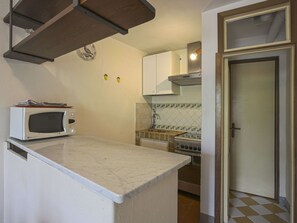 Countertop, Cabinetry, Küchengerät, Herd, Haushaltsgerät, Gasherd, Küche, Exhaust Hood, Holz, Beleuchtung