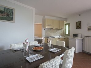 Tabelle, Möbel, Cabinetry, Stuhl, Holz, Beleuchtung, Interior Design, Flooring, Fussboden, Wohnzimmer